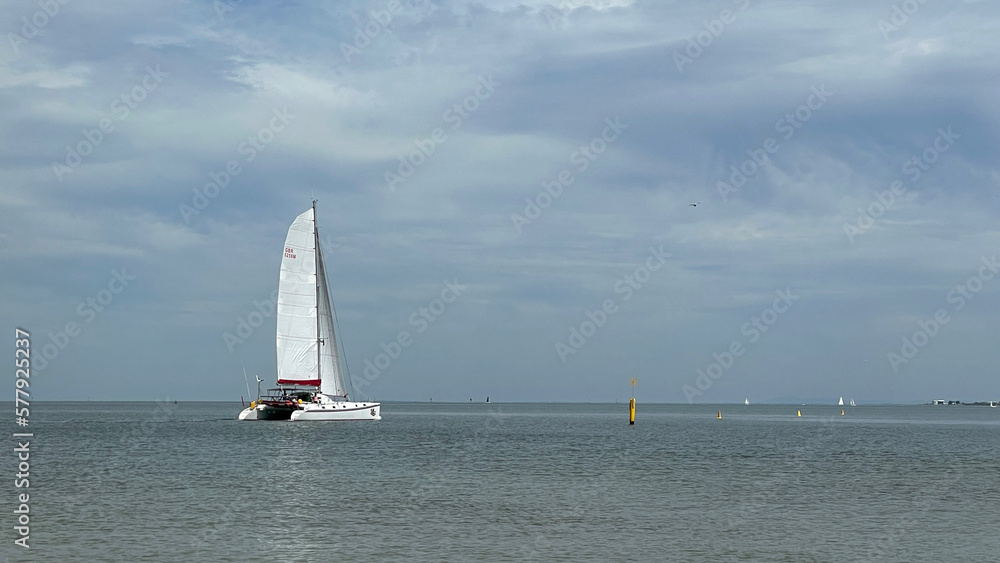Obraz premium Catamaran sailing across Port Phillip Bay, Melbourne Australia