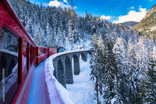 Bernina Express su Wiesen Viaduct, Davos, Svizzera photo