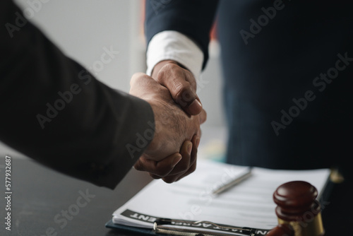 Foto Lawyers shake hands with clients who come to testify in the case of embezzlement from business partners who jointly invest in the business