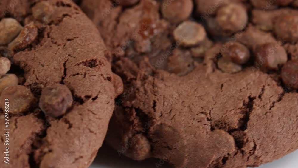 biscuits cookies au chocolat en gros plan, isolé sur un fond blanc biscuits cookies au chocolat en gros plan, isolé sur un fond blanc