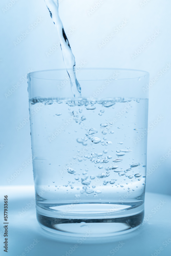 コップに水を注ぐ コップに水を注ぐ