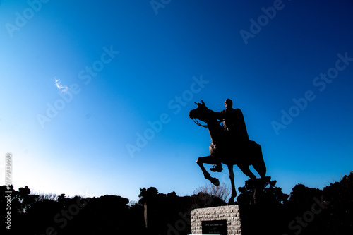 馬にまたがる銅像