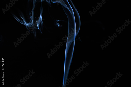黒いキャンバスに白い煙が描く抽象的な模様