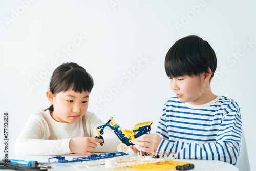 おもちゃのロボットで遊ぶ女の子と男の子 photo