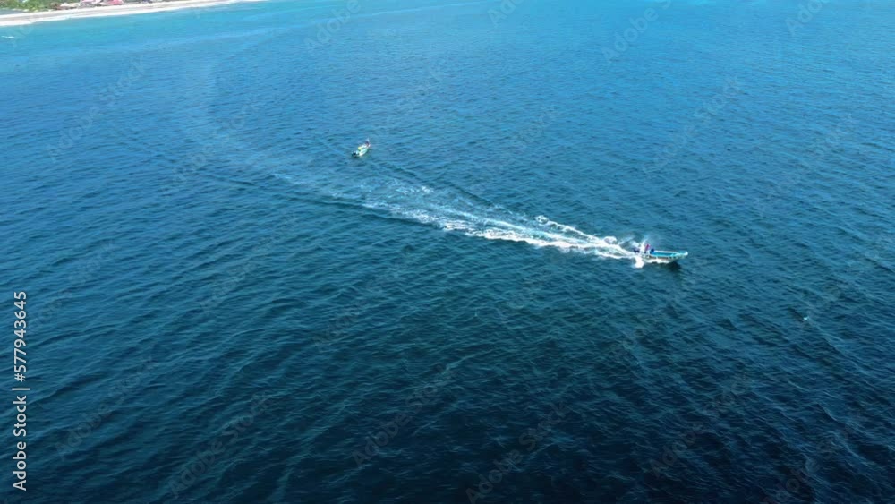 Toma Aérea De Barco Pescador De Motor En El Mar Realizando Maniobras De Pesca Toma Aérea De Barco Pescador De Motor En El Mar Realizando Maniobras De Pesca