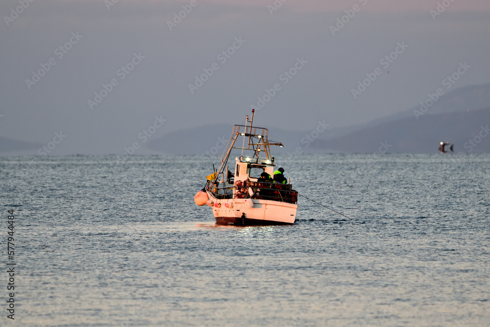 barco de pesca artesanal levantando las nasas barco de pesca artesanal levantando las nasas