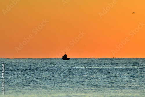 barco de pesca artesanal hacia el alba