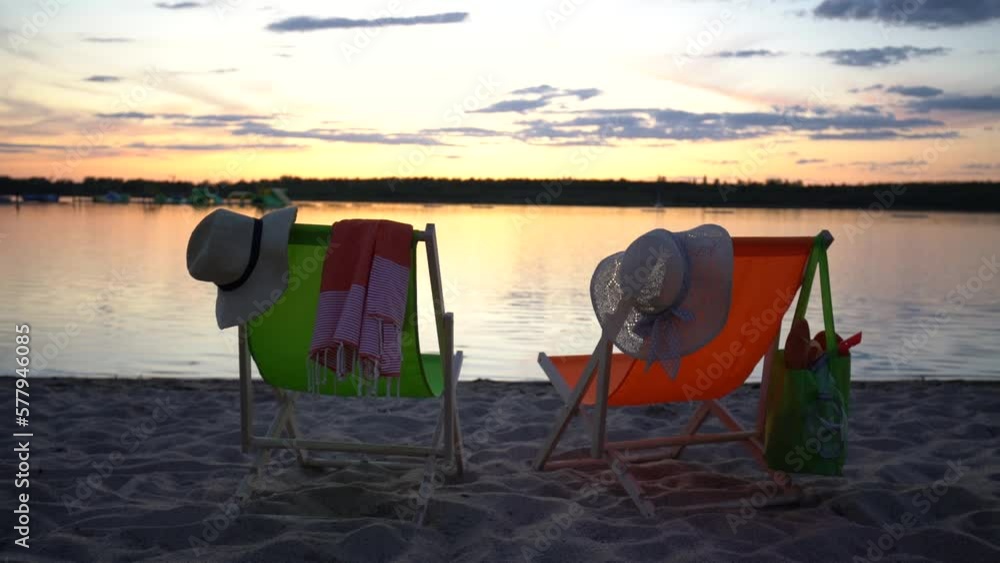 relaxen am Strand im Sonnenuntergang relaxen am Strand im Sonnenuntergang