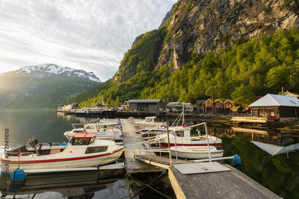Marina mit Booten am Hafen von Geiranger, Norwegen