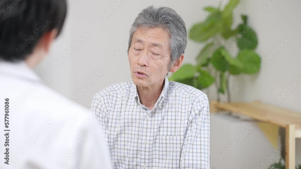 医者と話すシニア男性 医者と話すシニア男性