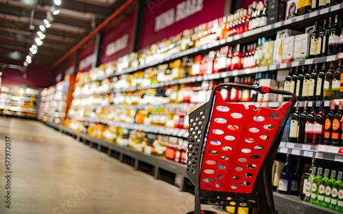 Fotografia A shopping cart with grocery products in a supermarket