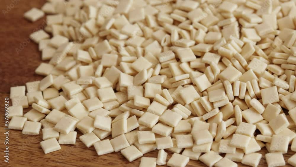 pâtes crozets crues en gros plan sur une table pâtes crozets crues en gros plan sur une table