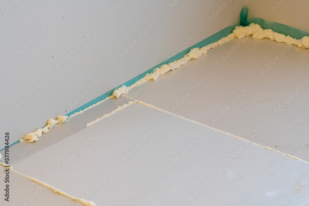Foto de How to Install Styrofoam Insulation on Beton Flooring A DIY