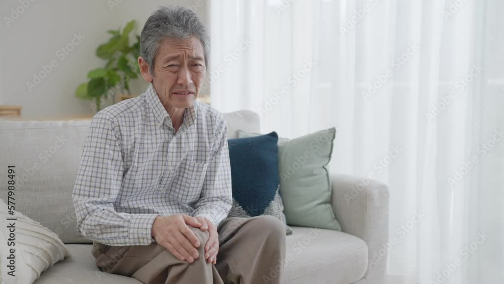 膝が痛いシニア男性 膝が痛いシニア男性
