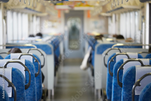 JR電車の車両の中の座席の風景