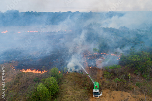 Um raio desencadeou um incendio e a equipe de brigada tenta controlar o fogo. Imagens de drone. Rondônia - Amazonia - Brasil.