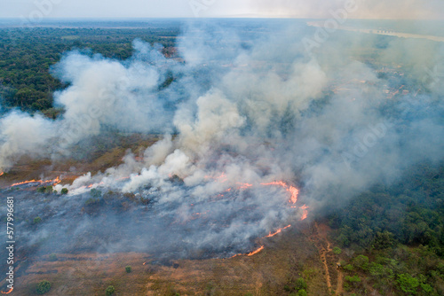 Um raio desencadeou um incendio e a equipe de brigada tenta controlar o fogo.  Imagens de drone. Rondônia - Amazonia - Brasil. © Leonardo