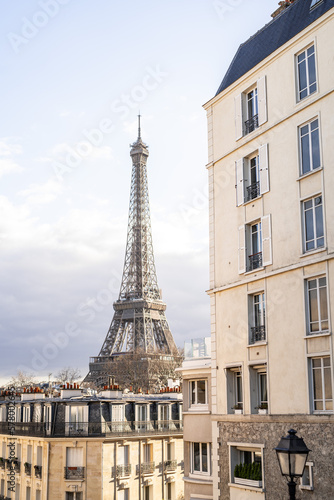 Eiffelturm Paris aus der Perspektive eines Wohnhauses © creativemariolorek
