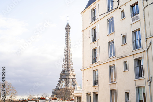Eiffelturm Paris aus der Perspektive eines Wohnhauses © creativemariolorek