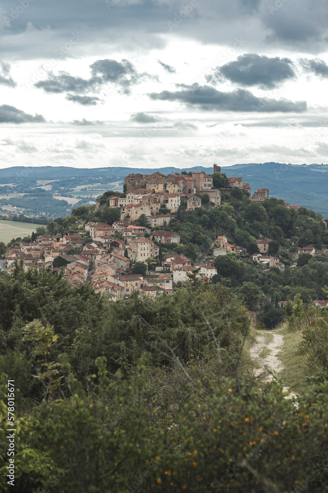 Village de Cordes sur ciel dans le sud de la France