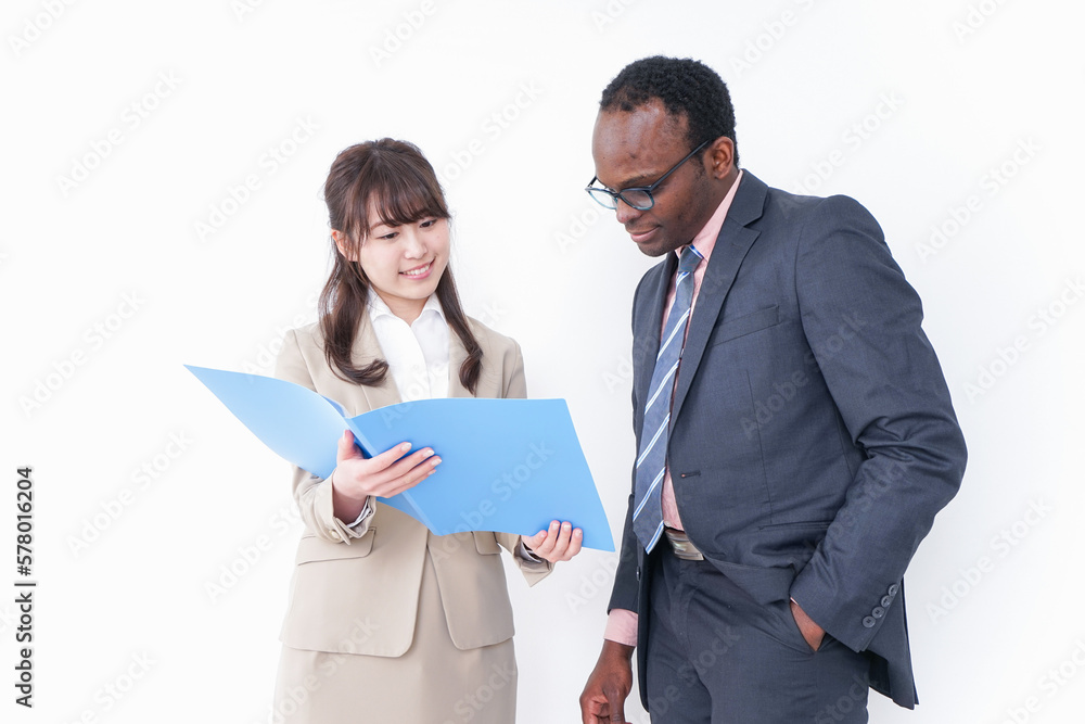 オフィスでコミュニケーションするビジネスパーソン