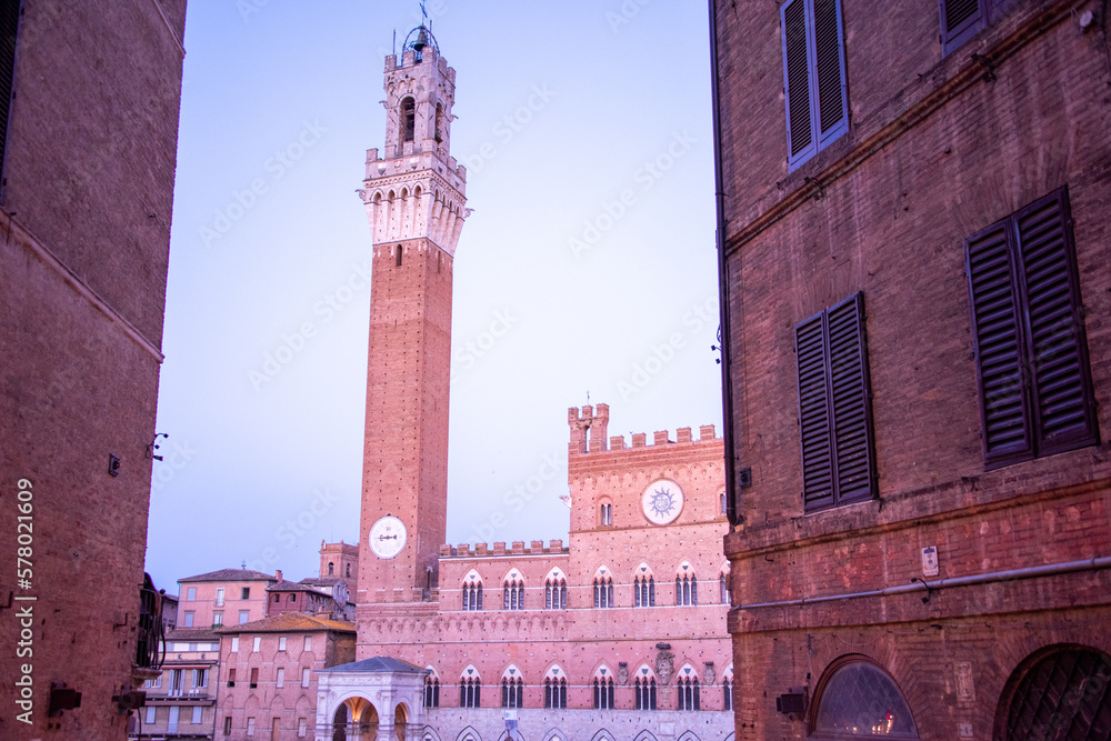 Obraz premium Piazza del Campo (Campo square), Palazzo Publico and Torre del Mangia (Mangia tower) in Siena, Tuscany, Italy