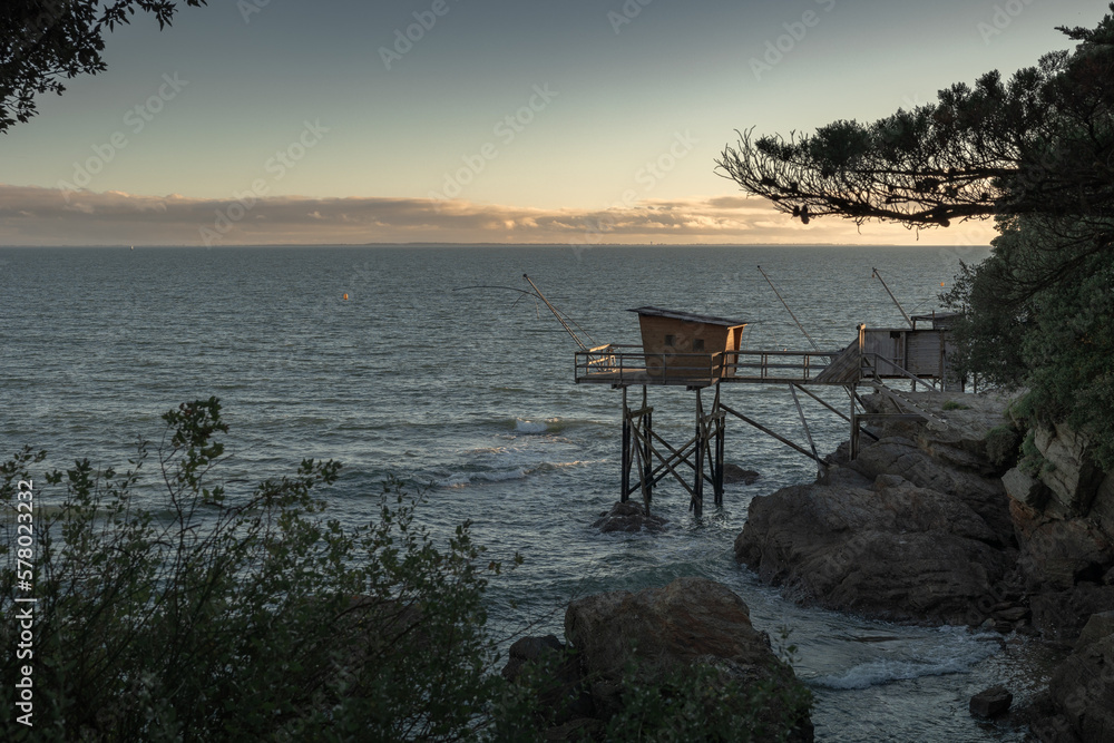 Cabane de pêche bord de plage, coucher de soleil, Pornic France