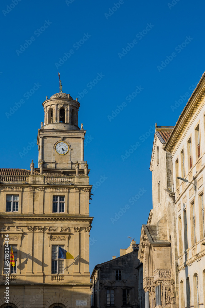 Tour de l'Horloge, au-dessus de l'Hôtel de ville, depuis la Place de la République à Arles