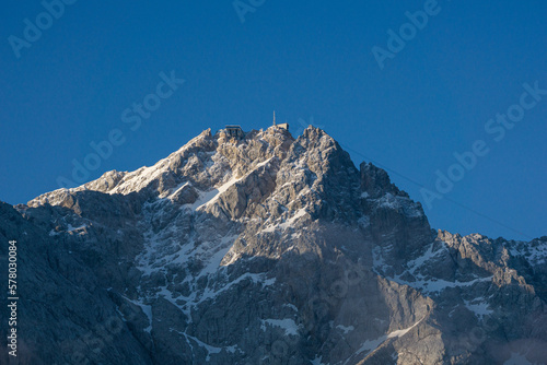 Zugspitze Gipfel mit blauem Himmel und Fels und Schnee.