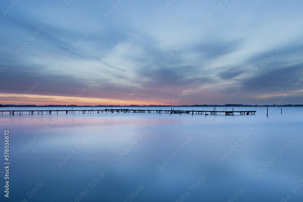 Obraz premium Sonnenaufgang mit Wolken über dem Bodden der Ostsee