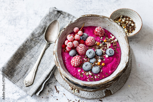 Pitaya-Smoothie-Bowl (Drachenfurcht) mit Banane, Apfel, Haferflocken und Beeren