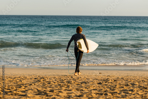 Surfer am Strand von Jandia, Fuerteventura, Spanien