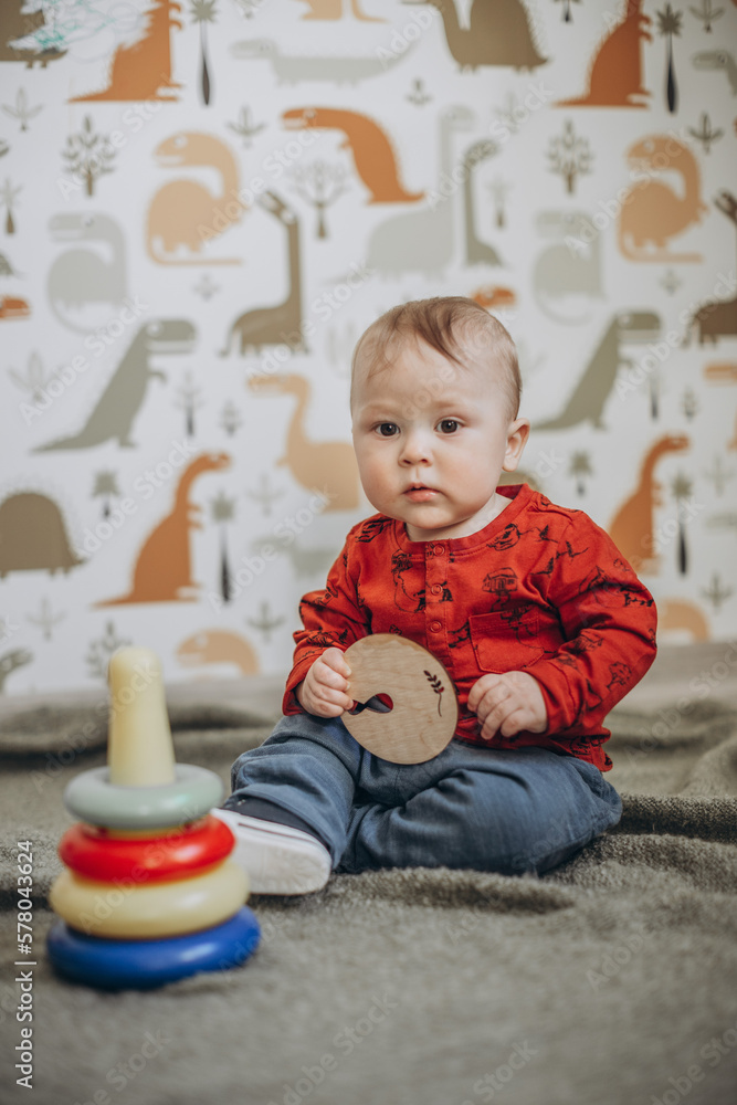 Naklejka premium little boy playing in the children's room