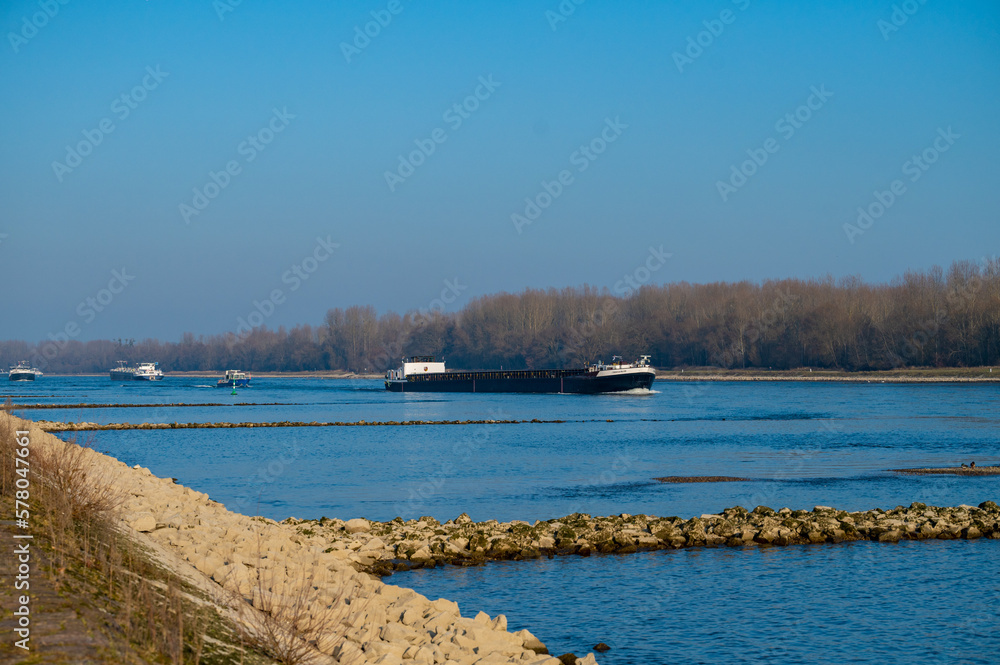 Verkehr auf dem Rhein bei Neuburg 