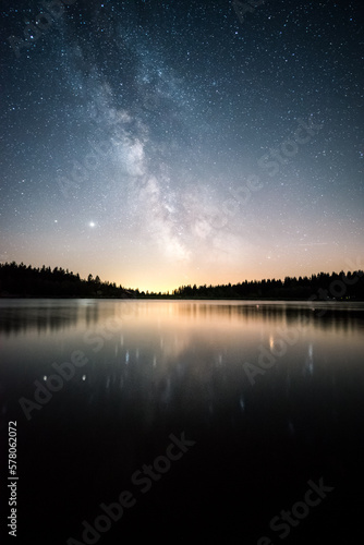 Sternenhimmel mit Milchstraße sie sich in einem See spiegelt im Fichtelgebirge.