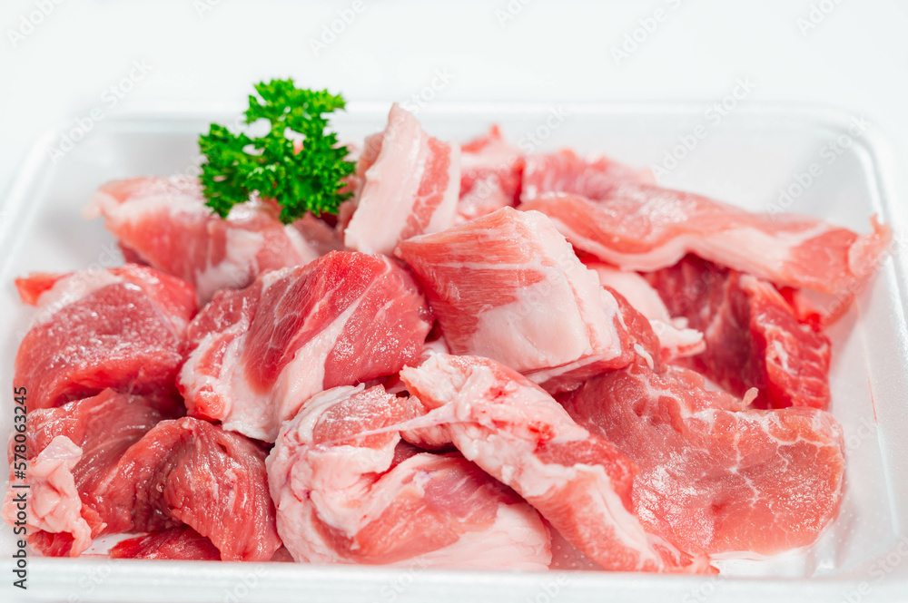 食品トレーに入った豚角切り肉