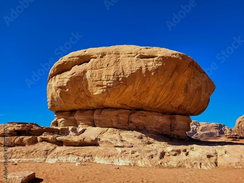 la extraña roca con forma de hongo en wadi rum 