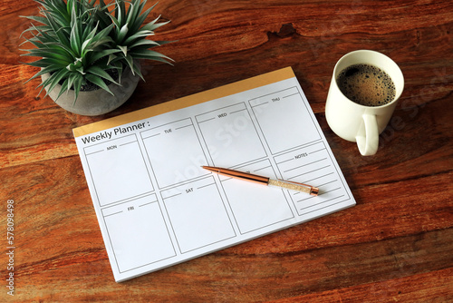 Fotografie weekly planner resting on a coffee table
