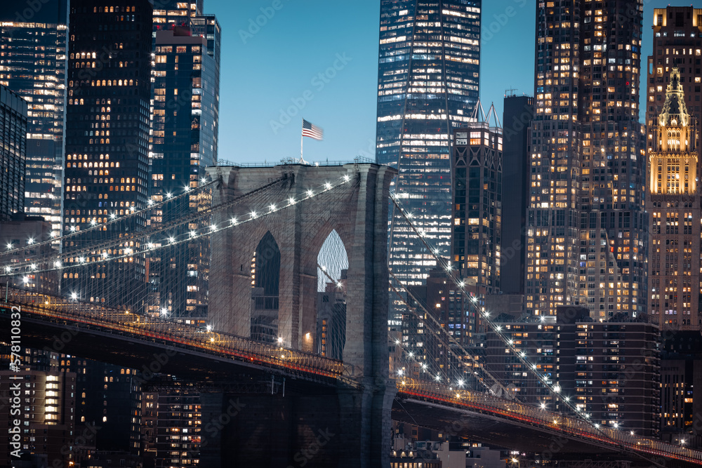 Obraz premium New York, USA: Brooklyn Bridge at night