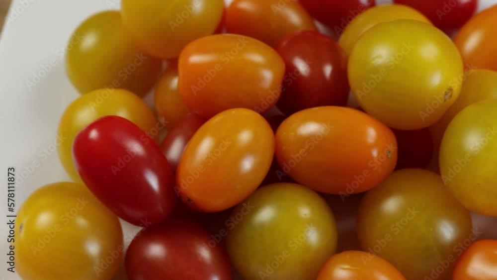 tomates cerises jaunes, oranges et rouges en gros plan tomates cerises jaunes, oranges et rouges en gros plan