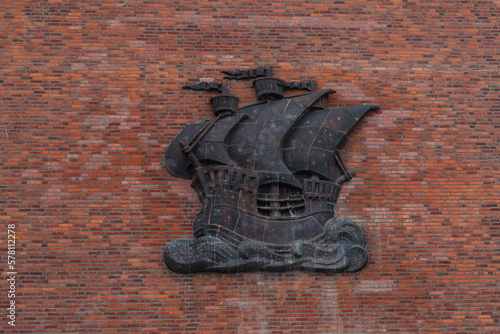 Aus Eisen geschmiedete Kogge an Backstein Mauer in der Hansestadt Stralsund
