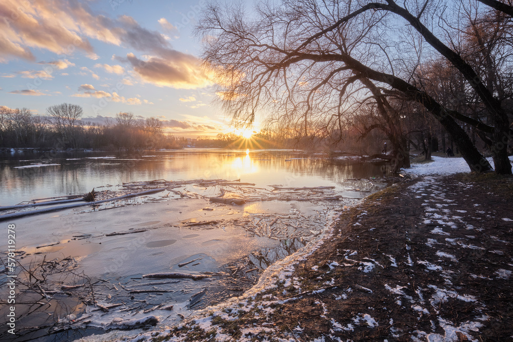 Fototapeta premium Breath of spring along the river