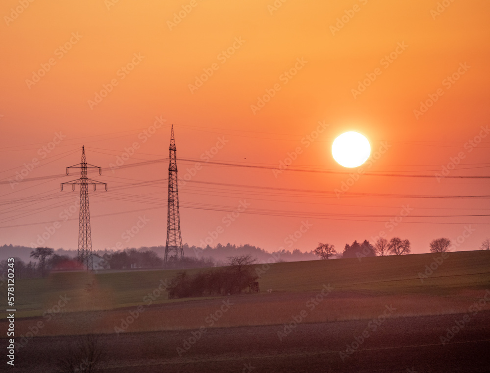 Strommasten in der Ferne imi Sonnenuntergang