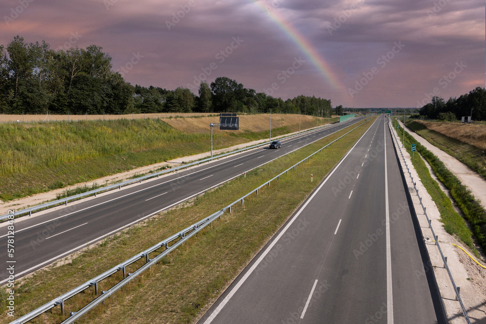 Naklejka premium Budowa nowej autostrady. Montaż barier ochronnych i znaków przy nowo budowanej autostradzie. Nowy asfalt.