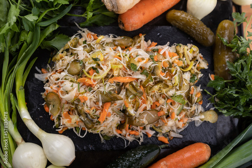 Świeże surówki w otoczeniu surowych warzyw. Dieta wegetariańska. składniki zdrowej diety. © Olo