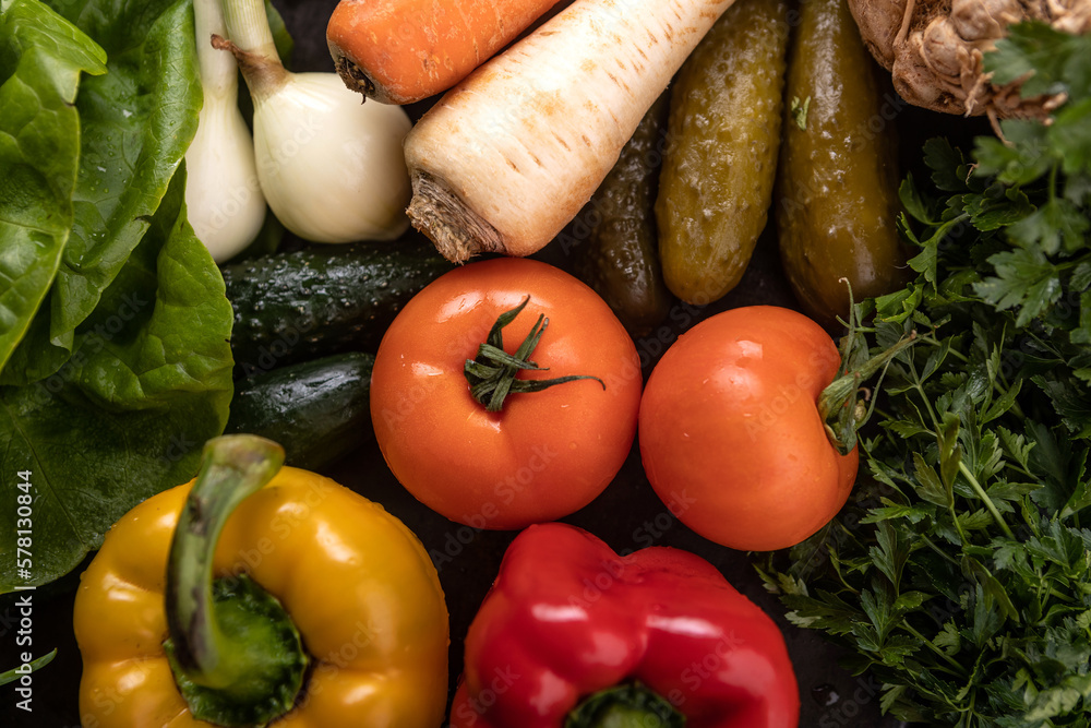 Obraz na płótnie Świeże surowe warzywa na ciemnym rustykalnym tle. Składniki zdrowej diety wegańskiej. w salonie