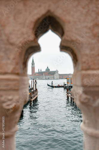 Góndola en canal de Venecia