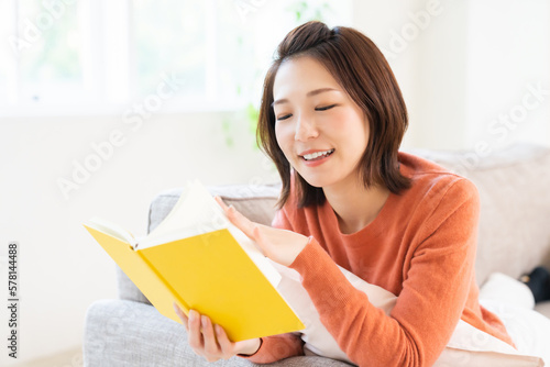 本を読む女性