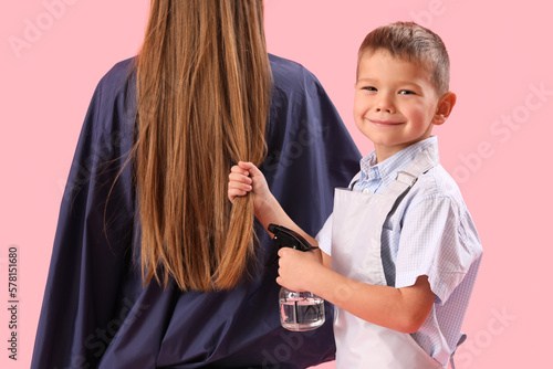 Funny little hairdresser wi...