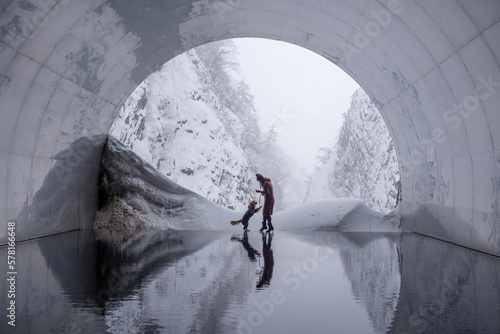 Wallpaper Mural 清津峡トンネル／ゴールデンレトニエル Torontodigital.ca